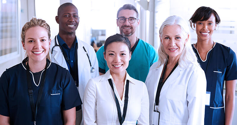 equipe multiprofissional de saude equipe sorrindo