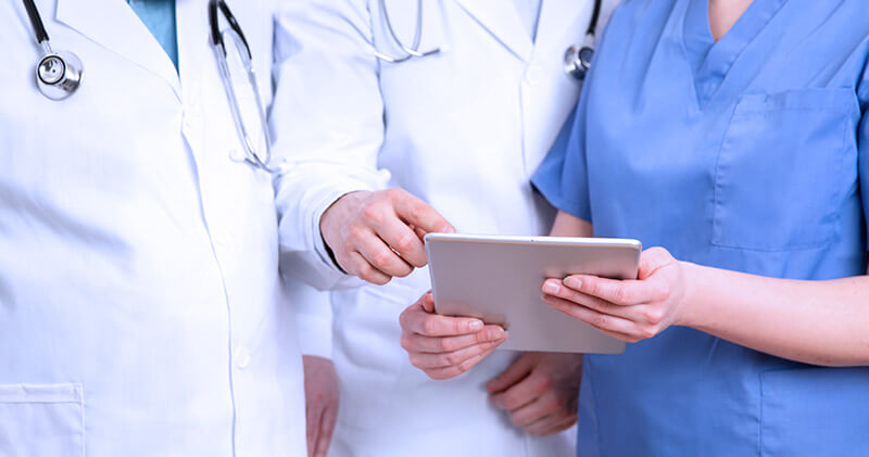 equipe multiprofissional de saude jalecos