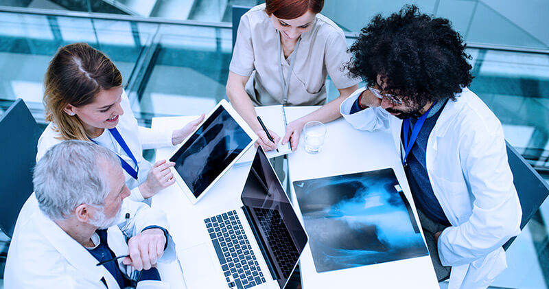 equipe multiprofissional de saude reuniao medica