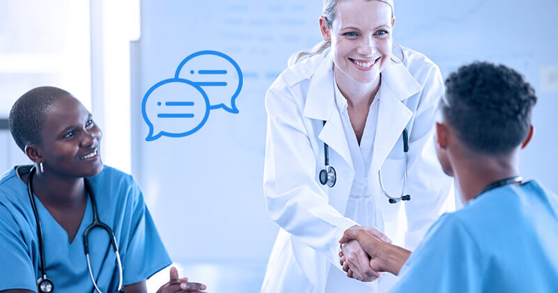 Como realizar uma escala de plantão médico? 3 escala de plantao profissionais se comprimentando