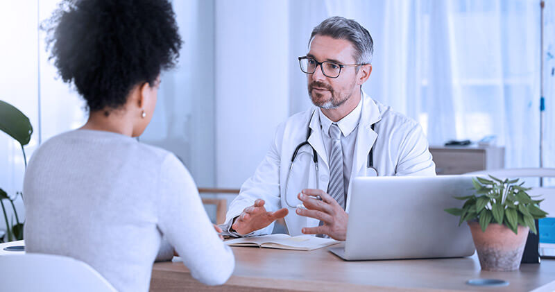 historia clinica medico e paciente conversando