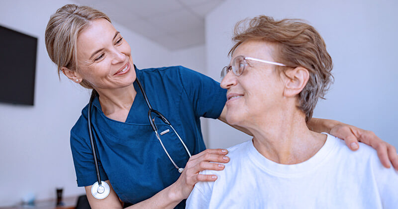 historia clinica medico e paciente sorrindo