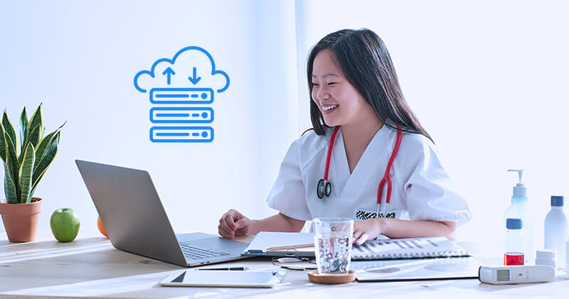 informatica medica medica sorrindo