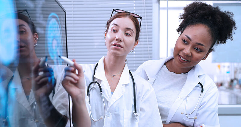 informatica medica profissionais conversando