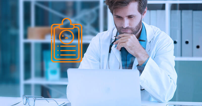 open health doutor fazendo leitura no notebook