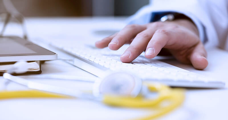 open health maos sobre notebook