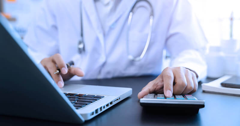 reducao de custos medico fazendo calculo