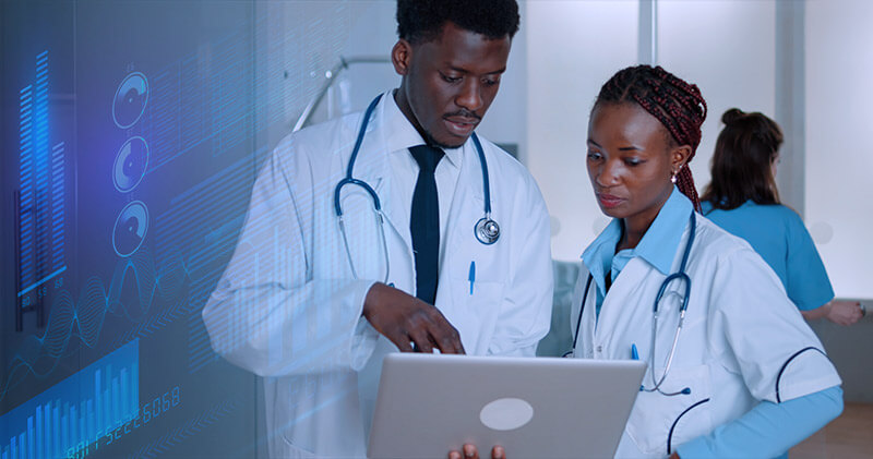 reducao de custos medicos olhando tablet