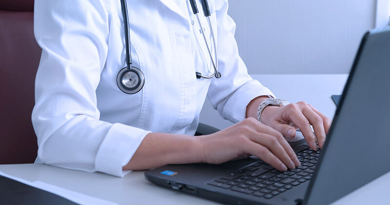 site para medico medica mexendo no notebook