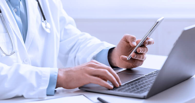 site para medico medico sentado