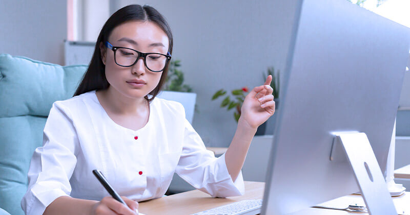 Como funcionam as tributações para médicos e clínicas? 8 tributacao para medicos medica fazendo anotacoes