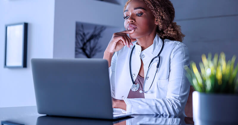 Como funcionam as tributações para médicos e clínicas? 1 tributacao para medicos medica fazendo leitura