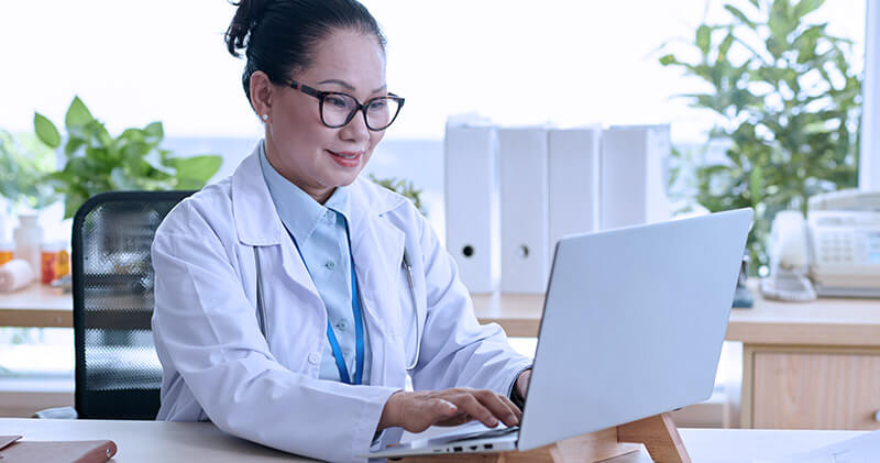 Como funcionam as tributações para médicos e clínicas? 6 tributacao para medicos medica sorrindo em teleconsulta