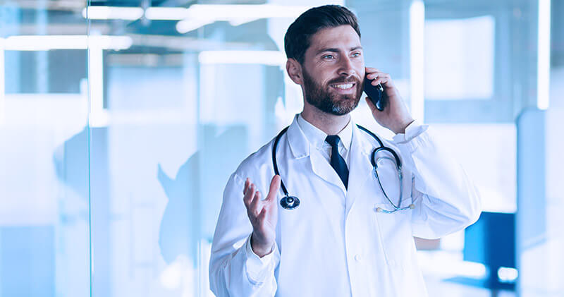 Como funcionam as tributações para médicos e clínicas? 7 tributacao para medicos medico no telefone