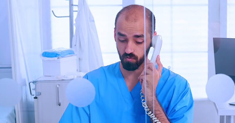 atendente de consultorio medico no telefone