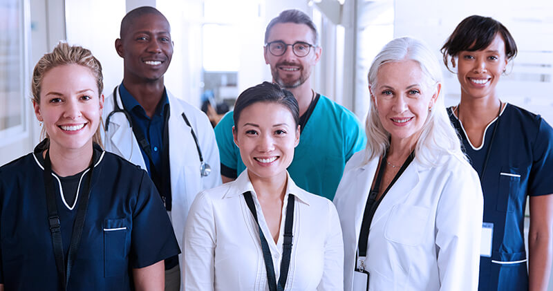 clinica multidisciplinar profissionais sorrindo