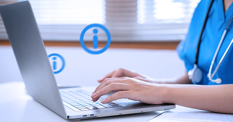 clinica multidisciplinar profissional navegando na internet