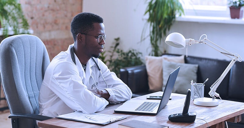 despesas medicas medico sentado