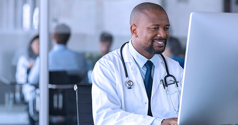 governanca clinica medico no computador