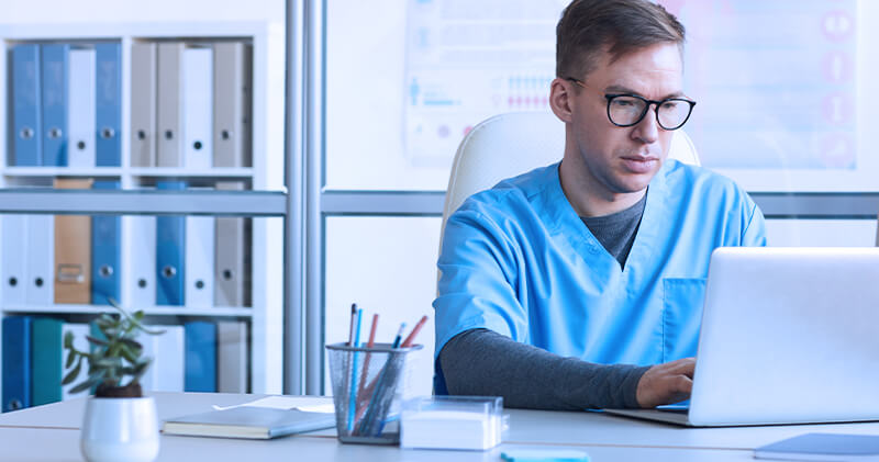 governanca clinica profissional sentado