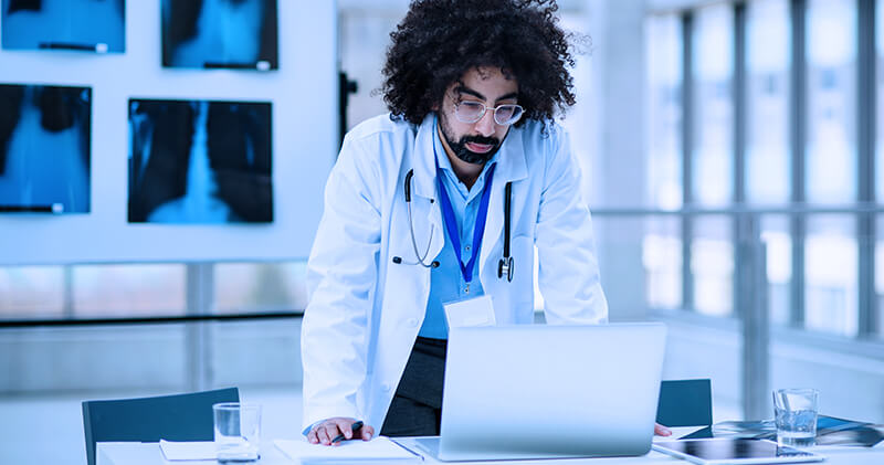 clinica do trabalho medico analisando raio x