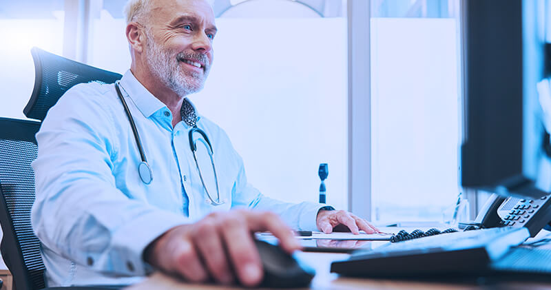 Saiba como os gatilhos mentais podem ser usados para atrair mais pacientes! 1 gatilhos mentais medico pesquisando informacoes