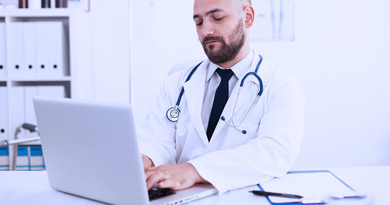 Saiba como os gatilhos mentais podem ser usados para atrair mais pacientes! 15 gatilhos mentais medico sentado