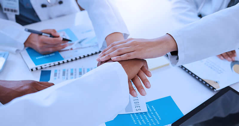 Entenda tudo sobre o exame Revalida INEP! 3 revalida equipe estudando