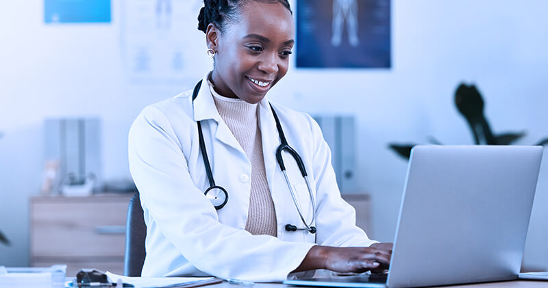 Entenda tudo sobre o exame Revalida INEP! 6 revalida medica sentada