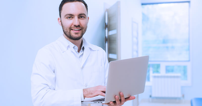 Entenda tudo sobre o exame Revalida INEP! 4 revalida medico sentado