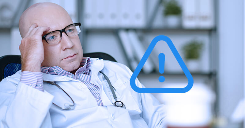 transformacao digital na saude medico com a mao na cabeça