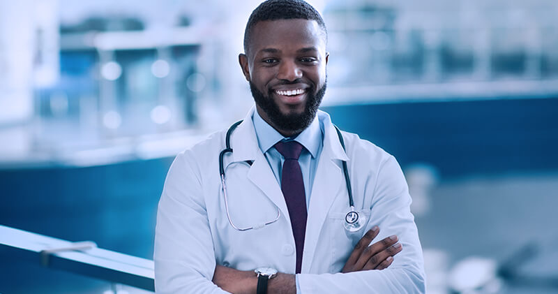 transformacao digital na saude medico sorrindo