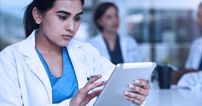 wearables medica manuseando tablet
