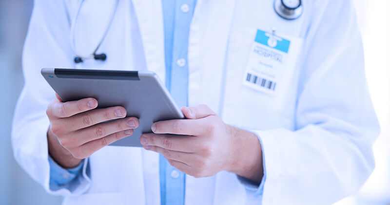 gestao de custos medico e tablet