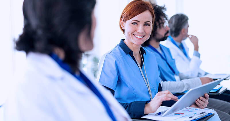 Conheça os principais benefícios do serviço home care e se vale a pena implementá-lo! 3 home care equipe sentada