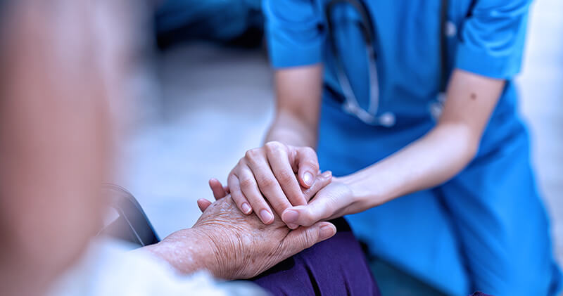 Conheça os principais benefícios do serviço home care e se vale a pena implementá-lo! 14 home care maos