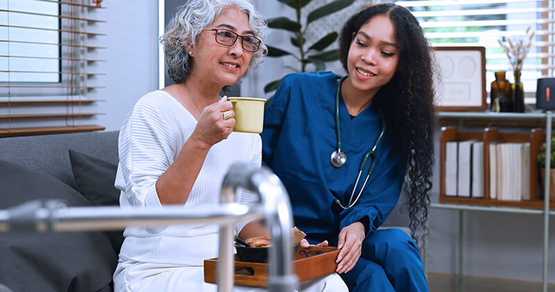 Conheça os principais benefícios do serviço home care e se vale a pena implementá-lo! 2 home care paciente e medica sentadas