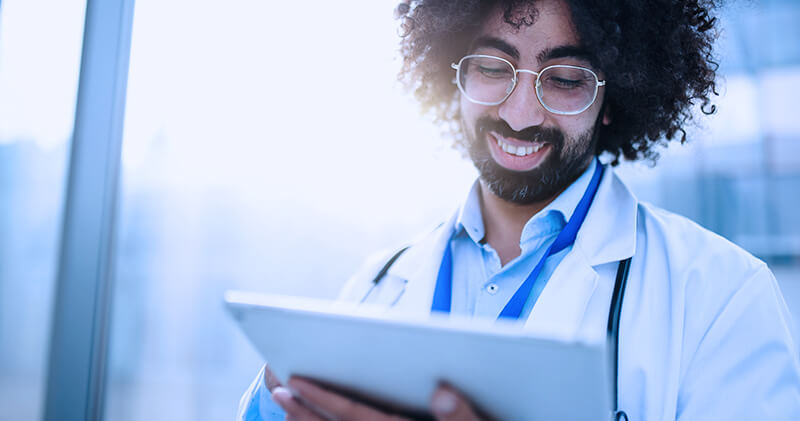 plano de marketing para clinica medica medico sorrindo