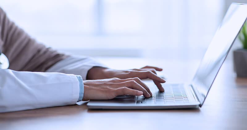 plano de marketing para clinica medica profissional mexendo no computador