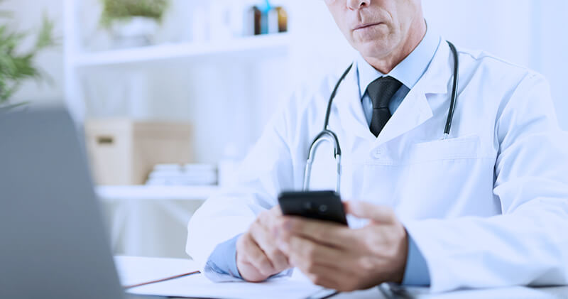 whatsapp business medico sentado