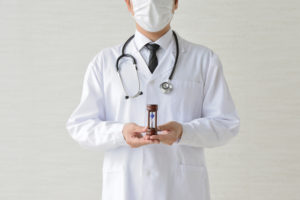 13 Dicas para um bom agendamento de consultas na clínica 2 Médico de jaleco branco e estetoscópio segurando uma ampulheta