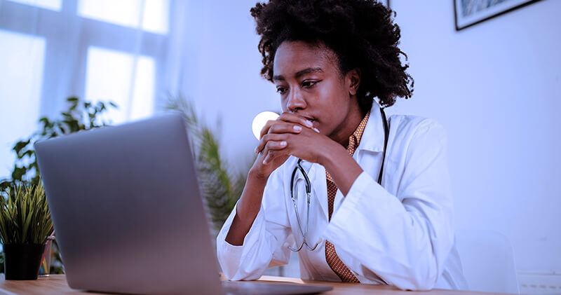 clinica virtual medica no laptop