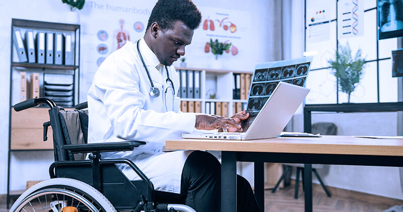 clinica virtual medico estudando