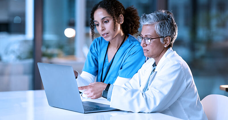 consultorio virtual medico profissionais sentados