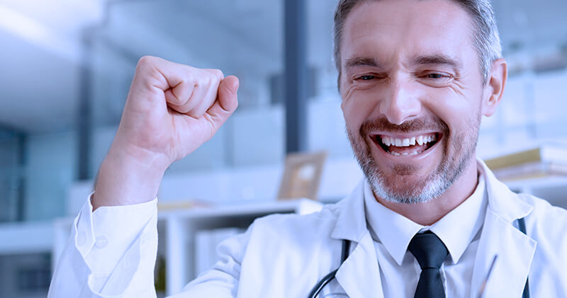 google ads para medicos medico feliz