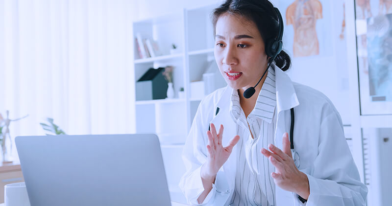 marketing para clinicas medica sentada