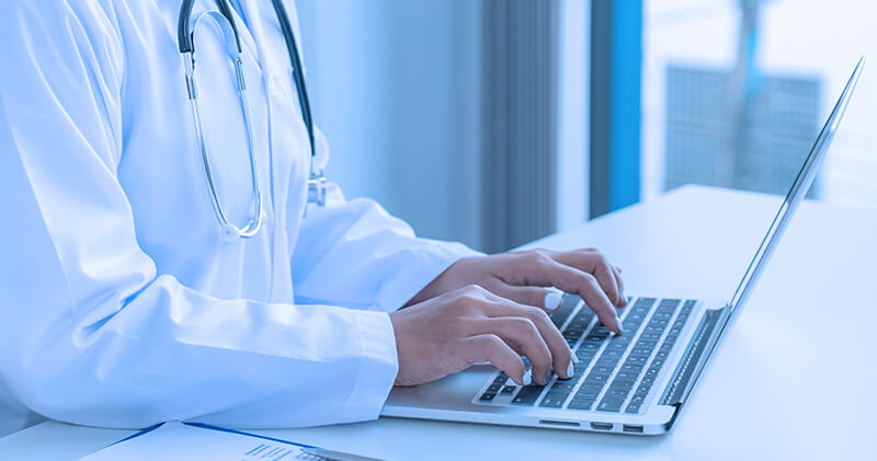 medicina preditiva medico sentado