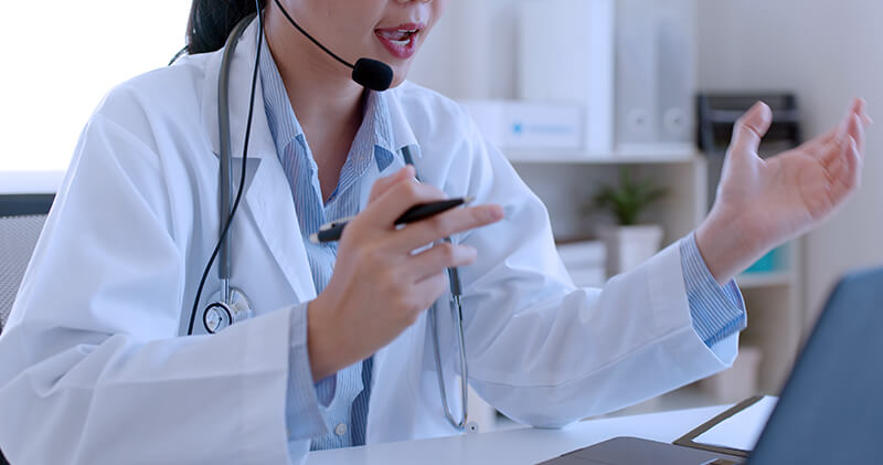 pacientes que desmarcam em cima da hora medica falando