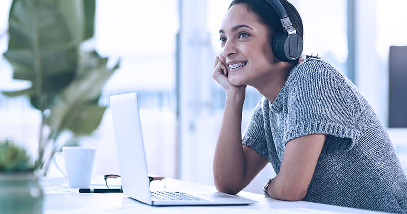 podcast de medicina mulher sorrindo
