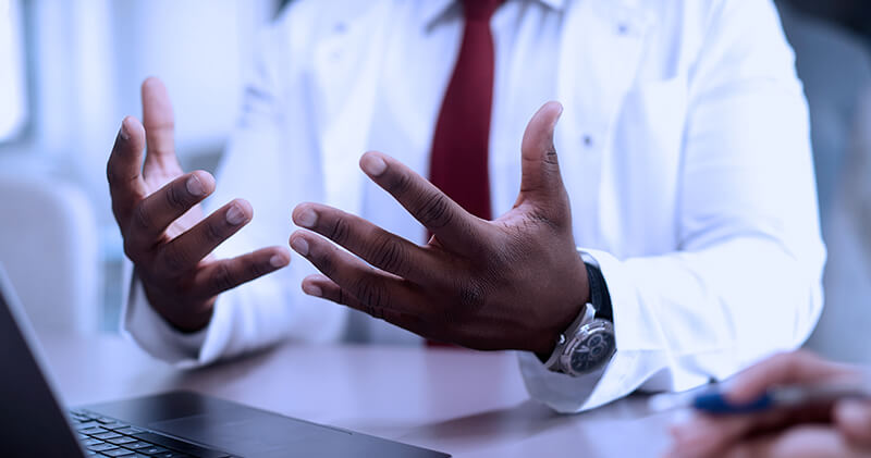 relacao medico e paciente maos